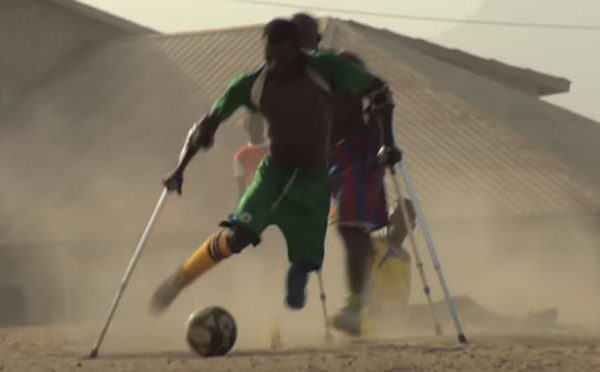 Η εμπνευσμένη ιστορία της ομάδας ποδοσφαίρου ακρωτηριασμένων της Σιέρα Λεόνε