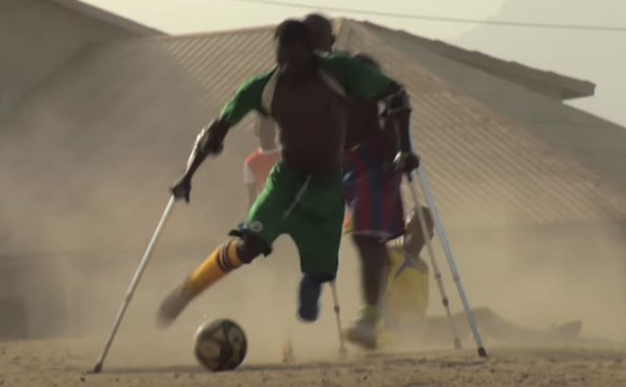 Η εμπνευσμένη ιστορία της ομάδας ποδοσφαίρου ακρωτηριασμένων της Σιέρα Λεόνε