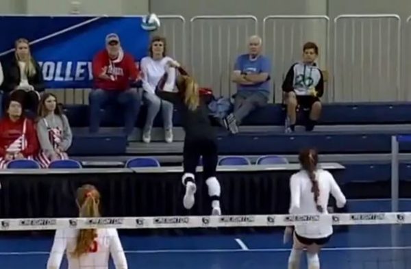 Χιούστον: Η Ελληνικής καταγωγής παίκτρια του βόλεϊ που έβγαλε μια από τις καλύτερες άμυνες στην ιστορία