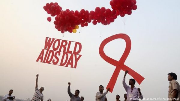 Πότε και πώς η κόκκινη κορδέλα έγινε σύμβολο κατά του Aids - ΔΙΕΘΝΗ