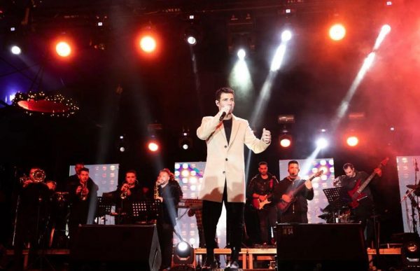 Πέτρος Ιακωβίδης: Ο δήμος Θεσσαλονίκης βράβευσε τον επιτυχημένο ερμηνευτή και δημιουργό