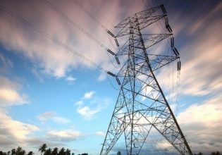 Ρύθμιση για φθηνό και πράσινο ρεύμα στη βιομηχανία – Τι υποσχέθηκε ο Σκρέκας στον ΣΕΒ