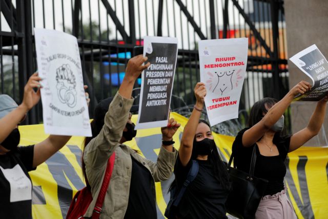 Ινδονησία: Νέος ποινικός κώδικας φέρνει τη χώρα στο... Μεσαίωνα - Τι προβλέπει