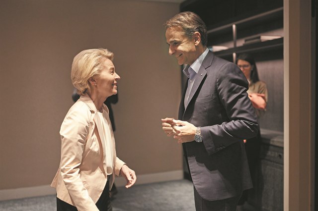 Με «αριστερή συνταγή» κλείνει το μάτι σε ευάλωτους και μεσοστρώματα