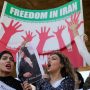 Ιράν: Οι αρχές πυροβολούν τις διαδηλώτριες στο πρόσωπο