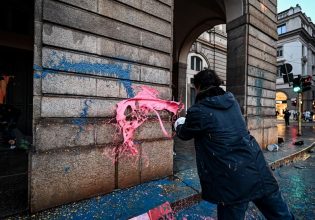 Ιταλία: Ακτιβιστές κατά της κλιματικής αλλαγές έριξαν μπογιά στη Σκάλα του Μιλάνου