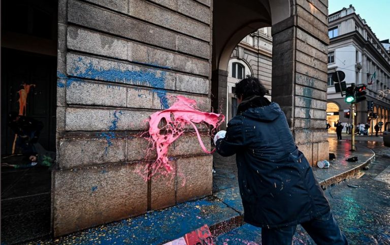 Ιταλία: Ακτιβιστές κατά της κλιματικής αλλαγές έριξαν μπογιά στη Σκάλα του Μιλάνου