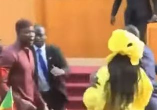 Σενεγάλη: Άγριο ξύλο με μπουνιές και κλωτσιές μεταξύ βουλευτών