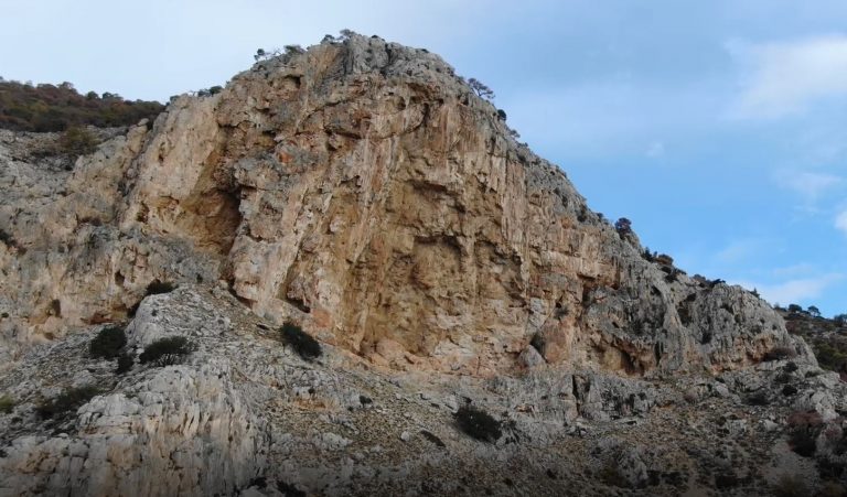 Αθηνών-Κορίνθου: Θα δοθεί μία λωρίδα κυκλοφορίας – Βίντεο από το σημείο της κατολίσθησης