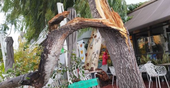 Κακοκαιρία Gaia: Ζημιές και προβλήματα από το πέρασμά της – Πού ήχησε το 112, πώς θα κινηθεί τις επόμενες ώρες