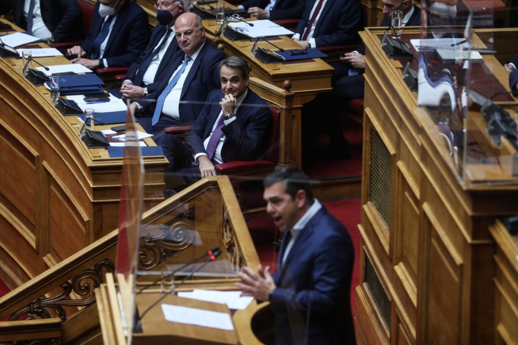 Υποκλοπές: Χαμός στη Βουλή – Κόντρα Μητσοτάκη – Τσίπρα για το ποιος θα κλείσει τη συζήτηση