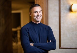 Ο Γιώργος Καπουτζίδης ονειρεύεται να ταξιδέψει σε όλον τον κόσμο, να αγαπήσει και να αγαπηθεί