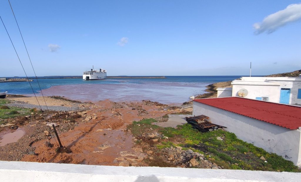Κάσος: Μέχρι και οικιακές συσκευές παρασύρθηκαν μέχρι τη θάλασσα από τους χειμάρρους
