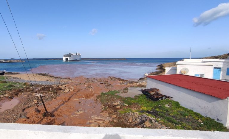 Κάσος: Μέχρι και οικιακές συσκευές παρασύρθηκαν μέχρι τη θάλασσα από τους χειμάρρους