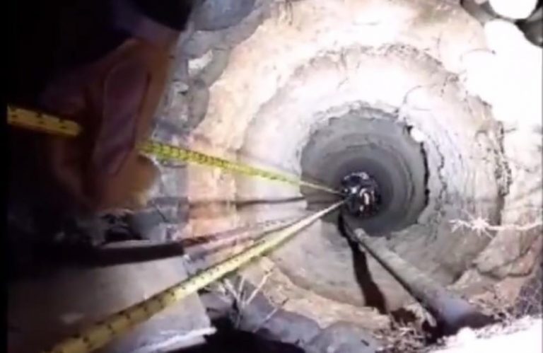 Συγκλονιστικό βίντεο: Ανέσυραν κοριτσάκι από διάτρηση 40 μέτρων χάρη στον ηρωϊσμό της αδελφής του