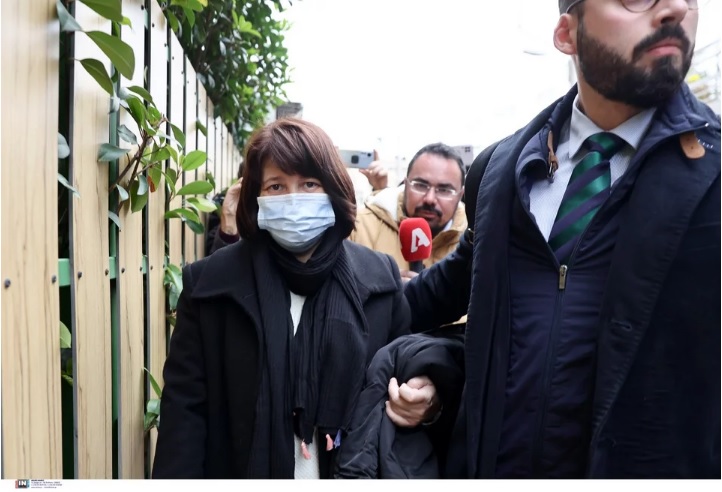 Έφυγε η πρεσβυτέρα από την Κιβωτό – Σε κούτες και τσάντες τα πράγματά της