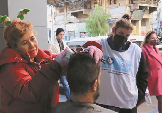 85 εθελοντές κομμωτές χάρισαν φροντίδα σε αστέγους