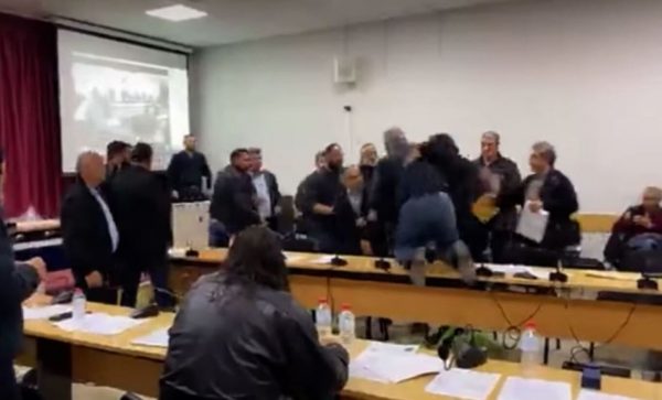 Κρήτη: Πιάστηκαν στα χέρια στο Δημοτικό Συμβούλιο Γόρτυνας
