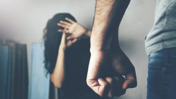 Βόλος: Εφιαλτικές στιγμές για μητέρα 4 παιδιών – Καταγγέλλει ότι σύζυγός της πήγε να την σκοτώσει με τσεκούρι