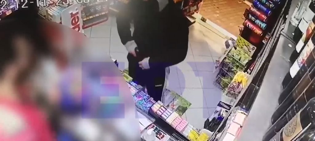 Βίντεο ντοκουμέντο: Καρέ-καρέ ληστεία σε κατάστημα ψιλικών στη Θεσσαλονίκη
