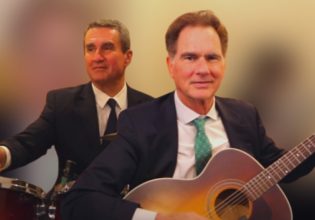 Λοβέρδος στα ντραμς και Παπανδρέου στην κιθάρα λένε τα κάλαντα με την μπάντα τους