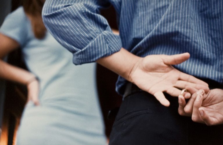 Έπιασε τον άντρα της να την απατά με την οικιακή βοηθό – Γροθιές, μαλλιοτραβήγματα και «γαλλικά»