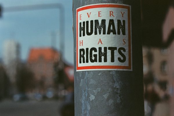 Παγκόσμια Ημέρα Ανθρωπίνων Δικαιωμάτων: Το 82% των εφήβων και νέων έχει γίνει μάρτυρας παραβιάσεων δικαιωμάτων των παιδιών