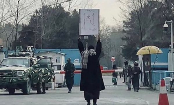 Αφγανιστάν: Μια 18χρονη αψηφά τους Ταλιμπάν – Διαδηλώνει μόνη για το δικαίωμα των γυναικών στη μόρφωση