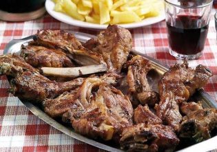 Τέσσερα ελληνικά φαγητά στη λίστα με τα 50 καλύτερα για το 2022 – «Σαρώνουν» τα παϊδάκια