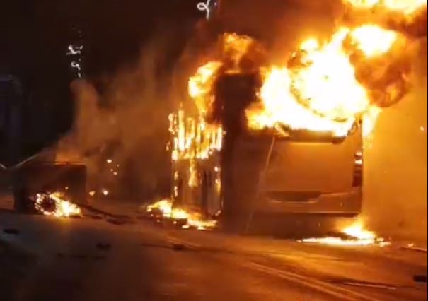 Ρομά: Σοβαρά επεισόδια στο Μενίδι, πυρπόλησαν λεωφορείο