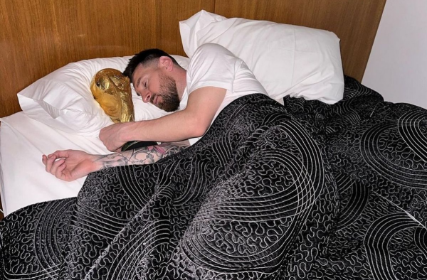 Η φωτογραφία του αιώνα: Ο Μέσι κοιμήθηκε αγκαλιά με το τρόπαιο του Μουντιάλ!