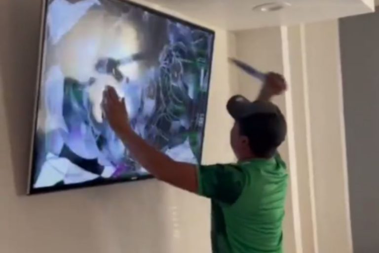 Αδιανόητο: Μεξικάνος οπαδός κατέστρεψε την τηλεόραση του με μαχαίρι μετά τον αποκλεισμό της χώρας από το Παγκόσμιο Κύπελλο