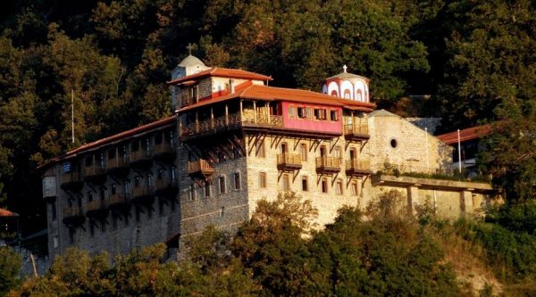 Μονή Κορώνης: Το μπαλκόνι των Αγράφων