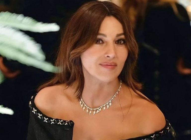 Η Μόνικα Μπελούτσι ποζάρει ολόγυμνη στο νερό και το κοινό παραληρεί