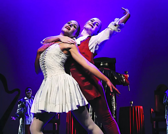 Ομοφοβικές αντιδράσεις σε παράσταση με τον Μότσαρτ… γυναίκα – Το φιλί που «προκάλεσε»