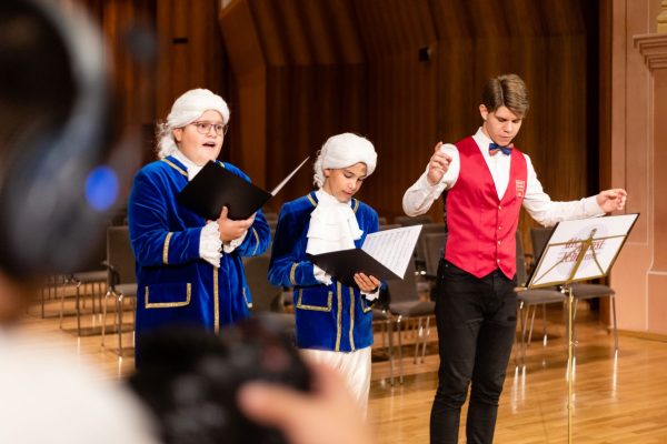 Χριστουγεννιάτικη ατμόσφαιρα στο Μέγαρο Μουσικής από την Παιδική Χορωδία Μότσαρτ της Βιέννης