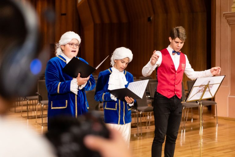 Χριστουγεννιάτικη ατμόσφαιρα στο Μέγαρο Μουσικής από την Παιδική Χορωδία Μότσαρτ της Βιέννης