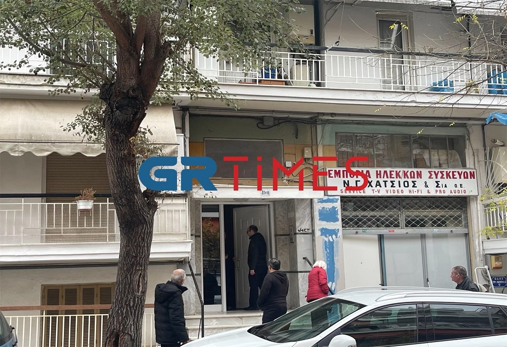 Θεσσαλονίκη: «Ακουσα έναν πολύ δυνατό θόρυβο και τρόμαξα» – Σοκ για τον νεαρό που σκοτώθηκε σε φωταγωγό