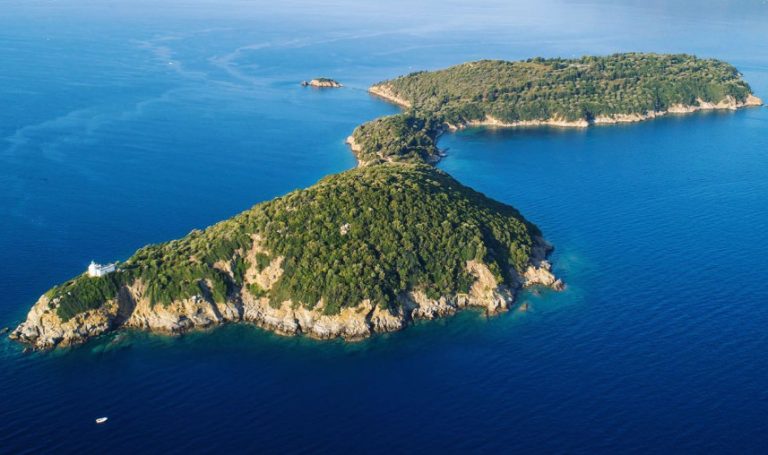 Αργυρόνησος: Το νησί χωρίς ρεύμα και ίντερνετ που είναι ιδανικό για γιόγκα