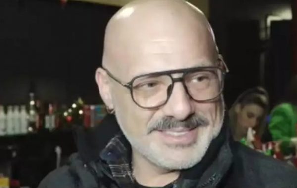 Νίκος Μουτσινάς: «Μην το συνεχίζετε, δεν σέβεστε…» – Έξαλλος με τους δημοσιογράφους ο παρουσιαστής