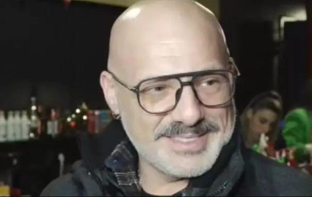 Νίκος Μουτσινάς: «Μην το συνεχίζετε, δεν σέβεστε…» – Έξαλλος με τους δημοσιογράφους ο παρουσιαστής