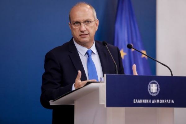 Σε εξέλιξη ενημέρωση από τον κυβερνητικό εκπρόσωπο Γιάννη Οικονόμου