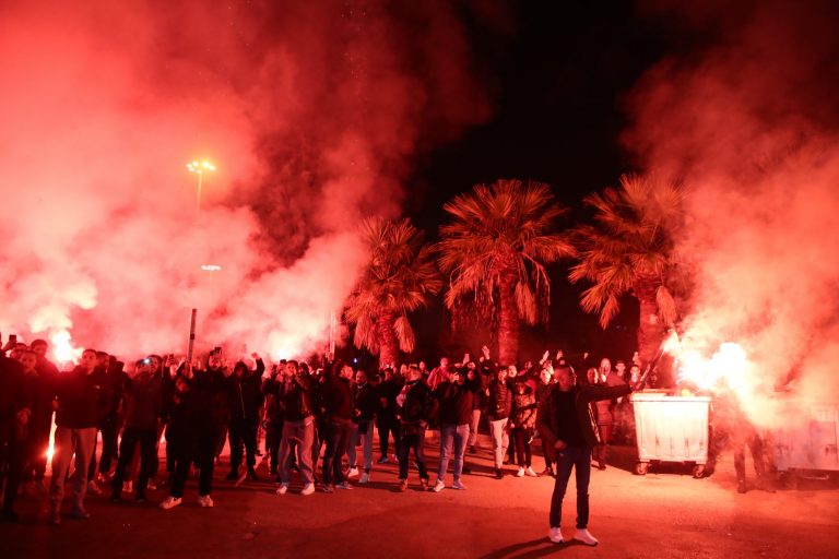 Ολυμπιακός: Αποθέωση από τους οπαδούς του στο ΣΕΦ μετά τη νίκη επί του Παναθηναϊκού