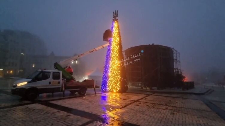 Ουκρανία: Στολίστηκε το χριστουγεννιάτικο δέντρο σε Κίεβο και Μικολάιφ