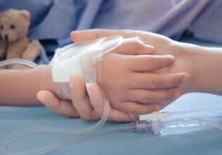 Κοροναϊός: Έχασε τη μάχη το 2,5 ετών κοριτσάκι