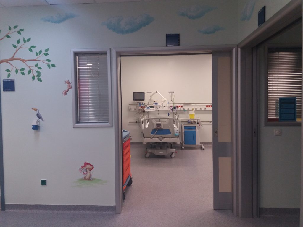 Σαρώνουν ιώσεις και γρίπη: Βγήκαν ράντζα στην Παιδιατρική κλινική του «Αττικόν»