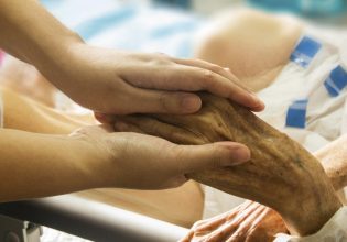 Έμφαση στην παρηγορική φροντίδα έναντι των θεραπειών δίνει ο ΠΟΥ