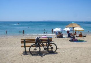 Καιρός: Οι υψηλές θερμοκρασίες οδήγησαν πολλούς στις παραλίες
