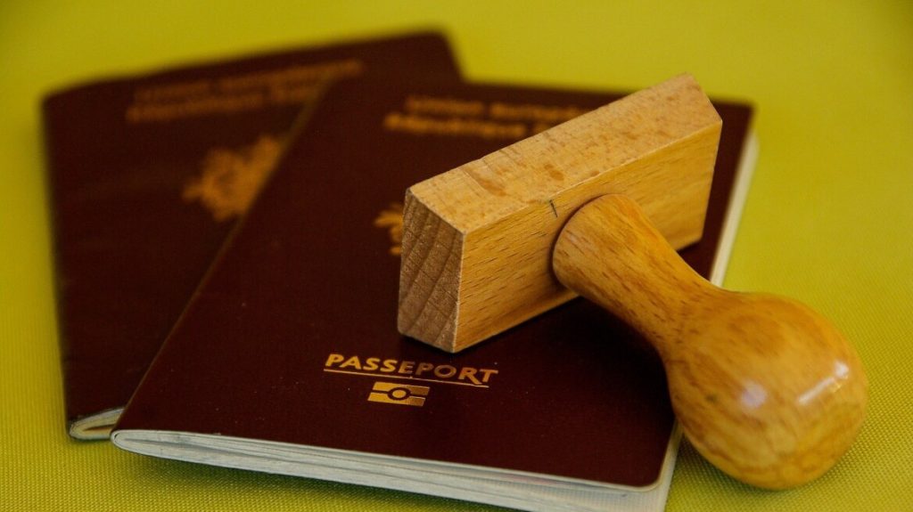 Πάτρα: Συνελήφθη καταζητούμενος της Interpol με πλαστό διαβατήριο και κάρτες