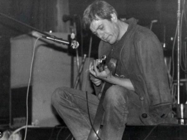 Ένα μεγάλο αφιέρωμα στον ασυμβίβαστο τραγουδιστή της ελληνικής ροκ